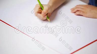 女孩用彩色铅笔在纸上画猫